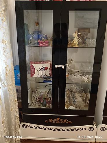 ayaqqabı dolabı ucuz: Qonaq otağı üçün şüşəli vitrin mebel dəsti. Dəst 2 hissədən ibarətdir — 3
