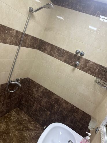 Uzunmüddətli kirayə mənzillər: 4mərtəbəli binanın 4cü mərtəbəsində 2 otaqlı, əşyalı,hər bir şəraiti — 4