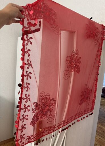 Xonça: Qırmızı rəngdə, pulcuqlar və naxışlarla bəzədilmiş bəzək dəsti. Dəstə -da lalafo.az — 7 Xonça: Qırmızı rəngdə, pulcuqlar və naxışlarla bəzədilmiş bəzək dəsti. Dəstə — 7