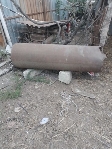 su çəni 2 ton: Metal silindrik boru/konteyner gövdəsi - Material: qalın divarlı