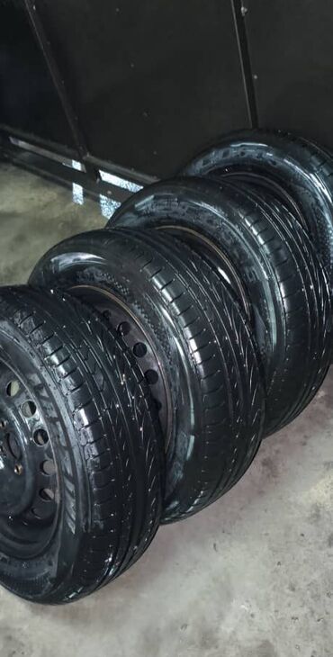 Шины: Продаю летние шины в комплекте с дисками размер 195/65 R15 Шины в
