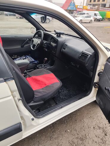 Volkswagen: Volkswagen Passat Variant: 1993 г., 1.8 л, Механика, Бензин, Универсал — 13