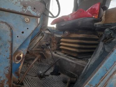 Traktorlar: Mavi rəngli təkərli kənd təsərrüfatı traktoru Xüsusiyyətlər: - — 19