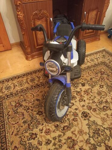 uşaq maşınları üçün: Mavi və ağ rənglərdə olan bu elektrikli uşaq motosikleti, uşaqlar üçün