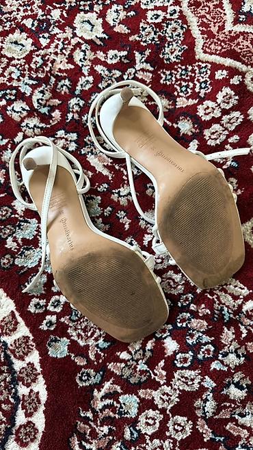 Босоножки, сандалии, шлепанцы: Белые женские босоножки Stradivarius на каблуке. Размер 35, состояние — 3