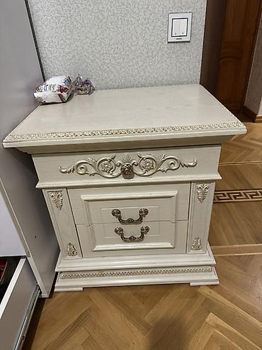 lambirin panel: Klassik üslubda bədii oyma detallarına sahib 2 tumba və güzgülü komod — 1