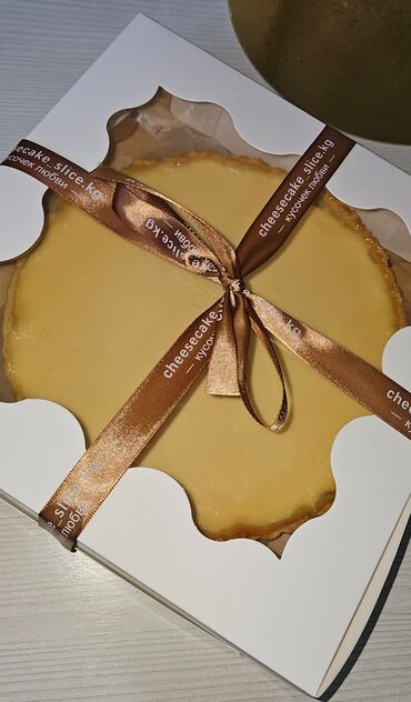 контейнеры для тортов: Сметанник на сгущенке в подарочной коробке - Ровная глянцевая