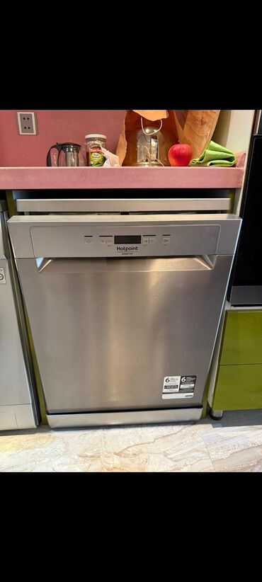 dispenser su: Qabyuyan maşın Hotpoint-Ariston, Tam qabaritli (60 sm.), Quraşdırılan
