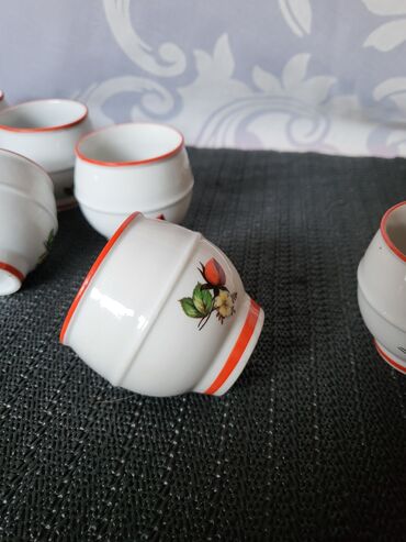 Čaše: Porcelanske nove casice iz 70ih. za zestoko pice. 6+2 kom. Komada — 8