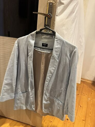 Pencəklər: Açq rəngli, yüngül Oasis qadın blazeri. Bu blazer rahat və dəbli