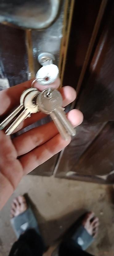 Digər mebel: 2 layalı qapı,Bahalı zamok üstündə 5 ədəd açar, yaxşı vəziyyətdədir — 1