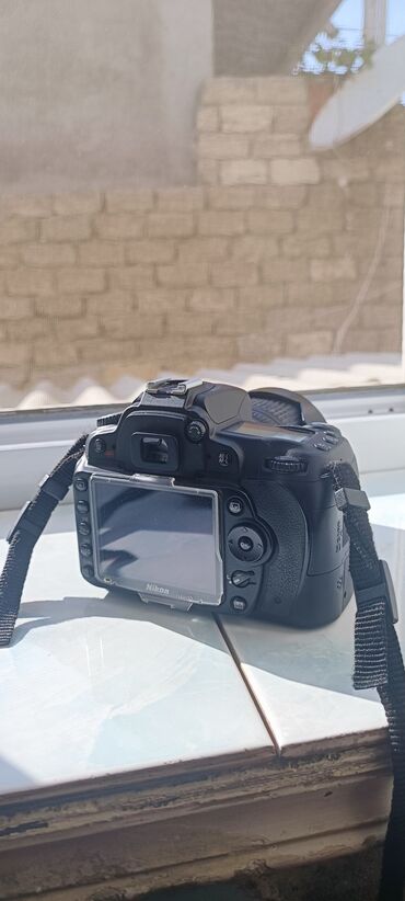 Salam Nikon D90 Satılır. SB910 yeni kimidi 3-4 defe istifadə olunub