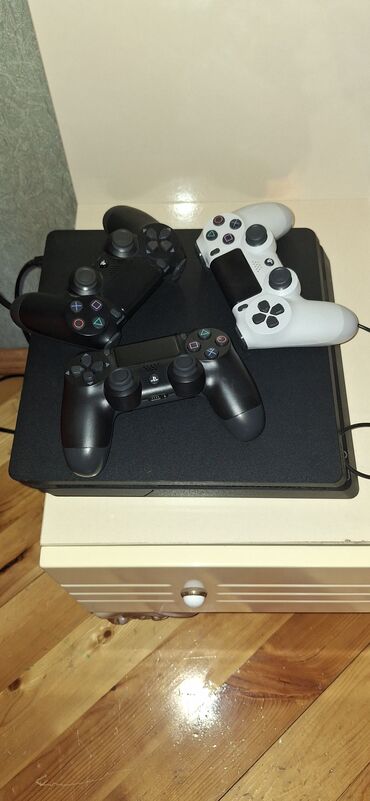 ps4 oyunları: Sony PlayStation 4 konsolu, dörd ədəd nəzarətçi ilə birlikdə təklif