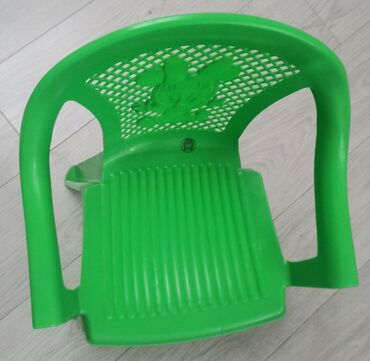 Детские столы и стулья: Продается б.у детский стул состояние среднее .6 мкр