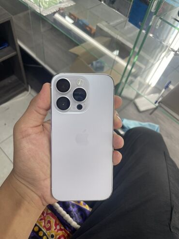 Apple iPhone: IPhone 14 Pro, Б/у, 256 ГБ, Серебристый, Зарядное устройство, Защитное стекло, Кабель, В рассрочку, 88 %