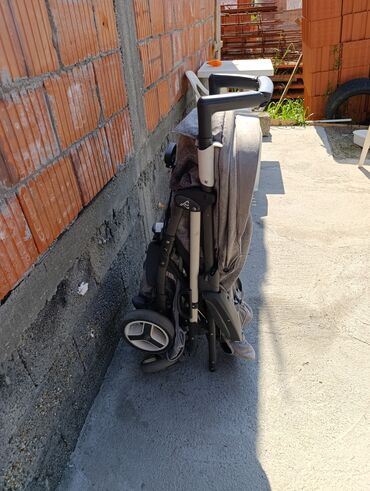 Kolica za bebe: Aluminijumski ram omogućava lako sklapanje i rasklapanje kolica, kao — 13