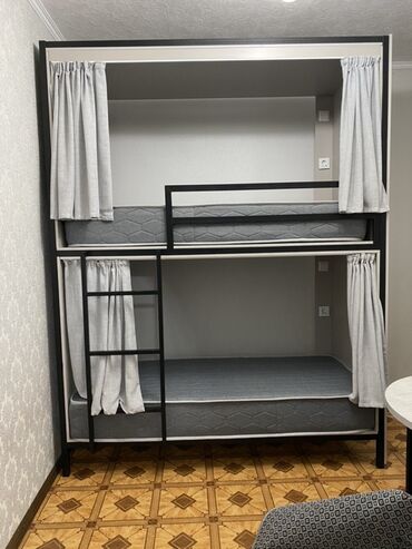 Двухъярусные детские кровати: Двухъярусная кровать с металлическим каркасом и серыми матрасами — 6