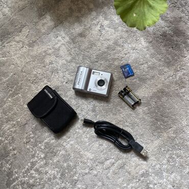 фотоаппарат canon mark 3: Praktica DPra 5200 rəqəmsal fotoaparatı gümüşü rəngdədir və 5.0