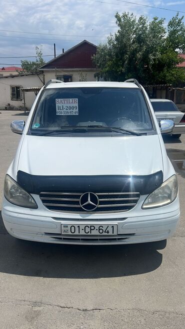 vita oturacaqları: Ağ rəngli Mercedes-Benz Vito Tourer avtomobili. Avtomobilin qabaq
