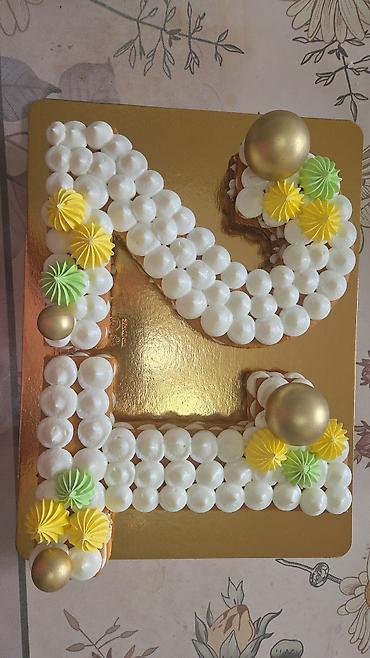 Кондитерские изделия, сладости: Десерты на заказ: капкейки и цифро‑торт. - Капкейки в золотых — 3