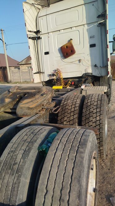 грузовой сапок двух скат: Тягач, Scania, 2002 г.