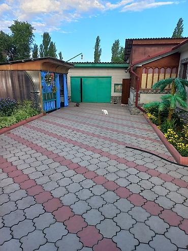 Продажа коттеджей и домов: Продам дом. Три двора,хозяйственный,главный,механический. Имеется — 23