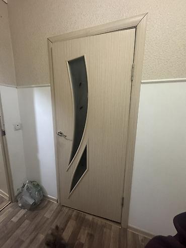 тошоки бу: Межкомнатная дверь, Б/у, Со стеклом, Одностворчатая, Деревянная, Распашная, цвет - Бежевый — 1