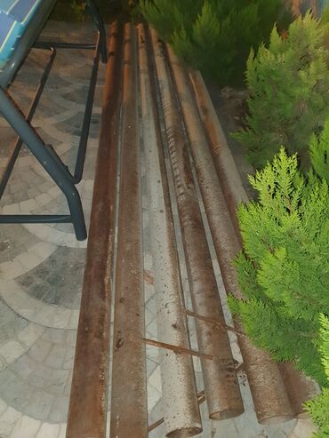 Otaq bitkiləri: Metall borular dəsti - Material: polad/metal - Say: təxminən 6 ədəd -