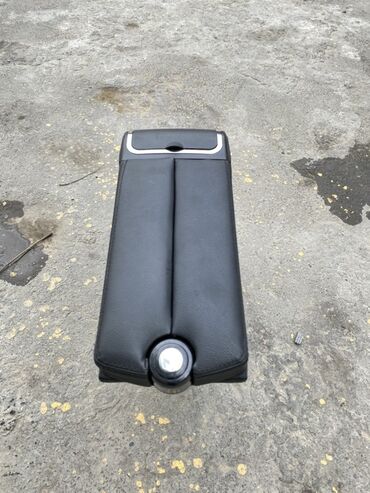 Qoltuqaltılar: Avtomobil üçün mərkəzi qol dayaq/konsole - Material: qara rəngli