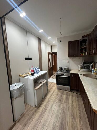 аренда квартиры под офис в центре: 3 комнаты, 70 м², 106 серия, 1 этаж, Евроремонт