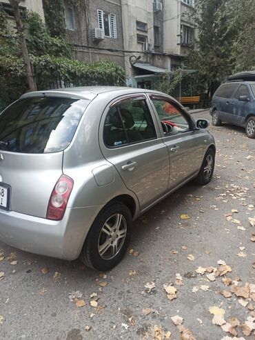 антена на авто: Компактный городской хэтчбек серебристого цвета. Основные