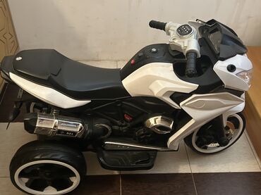 Uşaq üçün elektrik maşınları: Ağ və qara rənglərdə olan bu uşaq elektrik motosikli uşaqlar üçün