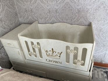 детскую кровать и письменный стол: Многофункциональная детская кроватка бежевого цвета со встроенным