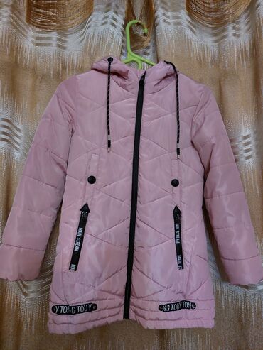 детские куртки на девочку: Демисезонная куртка на девочку 9-10 лет, розовая, наполнитель синтепон
