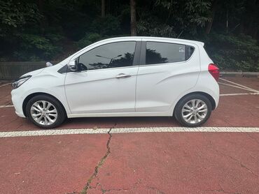 экономичный авто: Белый хэтчбек Chevrolet Spark, идеально подходящий для городской езды