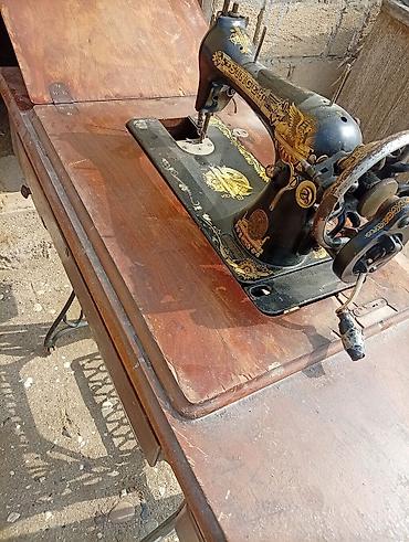 ikinci el gitara: Klassik ayaq pedallı tikiş maşını və taxta stol komplekti. - Brend — 1