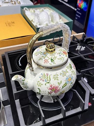 Фарфоровый чайник с цветочным орнаментом и металлической ручкой -
