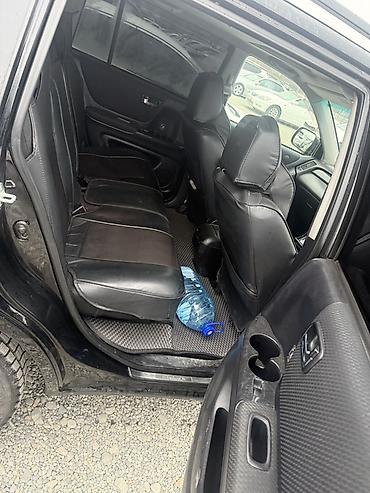 Другие автомобили: Внедорожник/кроссовер черного цвета. Кузов 5‑дверный, на крыше — 4