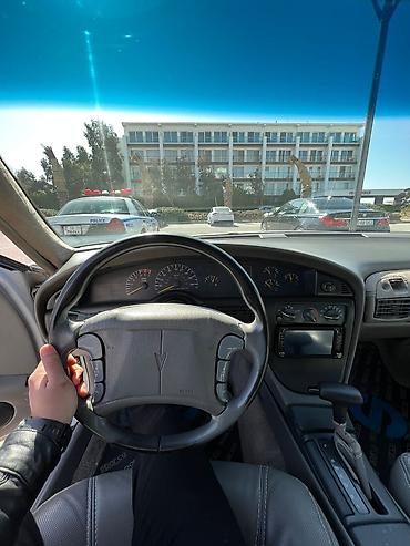 qabaq şüşə: Pontiac Bonneville sedan – ağ rəng, tam ölçülü Amerikan sedanı. salam — 6