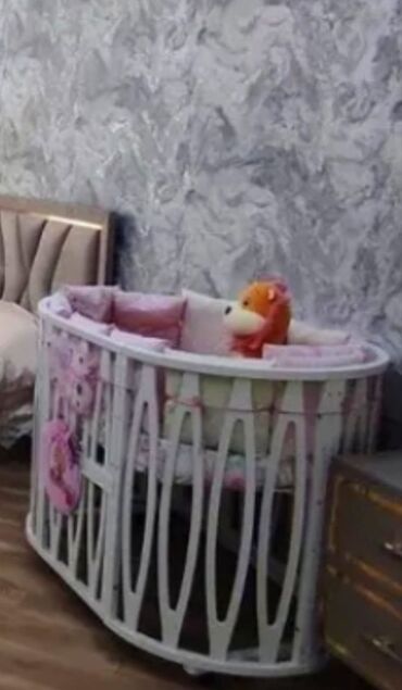 Beşiklər: Oğlan və qız üçün, İşlənmiş, Beşik, Matras ilə, Yellənmə mexanizm ilə