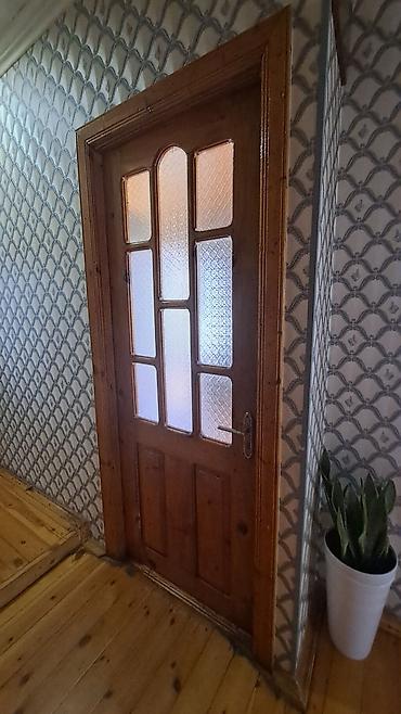 ikinci el qapı: Qapı çərçivəsi şəkildə göründüyü kimi satilir.olcusu uzun-2 metre — 1