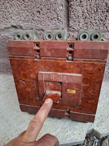 Тиски: . редуктор алюминиевый. автомат рубильник на 630 ампер at lalafo.kg — 12 Тиски: . редуктор алюминиевый. автомат рубильник на 630 ампер — 12