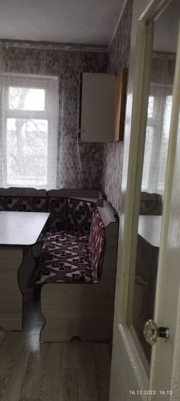 stenku s krovatju i stol: 2 комнаты, Собственник, Без подселения, С мебелью частично