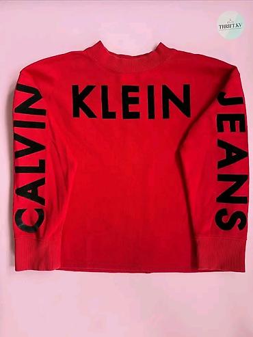 kos: Calvin Klein Jeans crveni duks sa natpisima - Model: crewneck duks sa — 3
