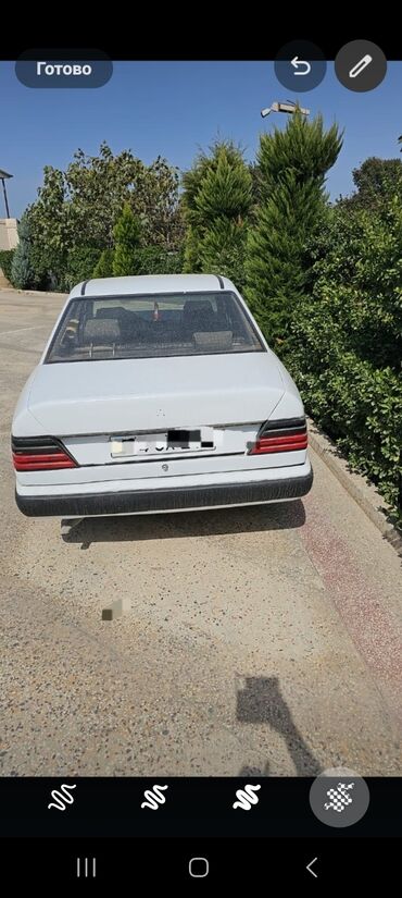 Ağ rəngdə Mercedes-Benz markalı sedan avtomobili. Avtomobil klassik