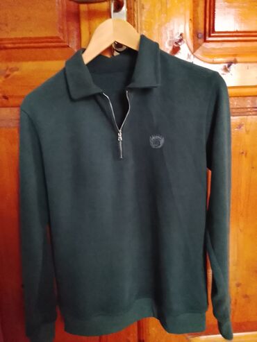 yun koynekler: Tünd yaşıl rəngdə uzunqol kişi sviteri. Yarızəncirli (half-zip) yaxa