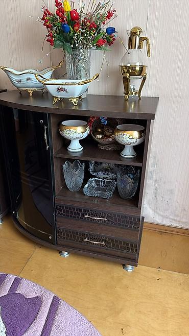 80 kub: TV altlığı / vitrin dolabı - Material: tünd qəhvəyi laminat MDF, yan — 1