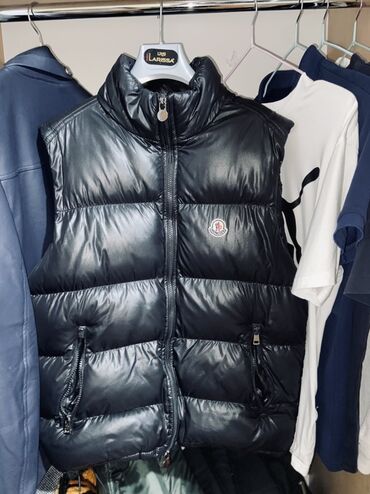 обувь north face в бишкеке: Мужская куртка, M (EU 38), Moncler, Б/у, цвет - Черный, Самовывоз