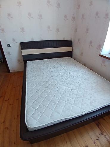 Çarpayılar: İki nəfərlik taxta çarpayı və döşək dəsti Ölçüsü: 210×175 sm Vəziyyəti — 1
