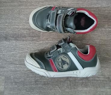 тигр: 800 сомов пара. Alive синие босоножки, 32 размер,б/у. Clarks зелёные — 4